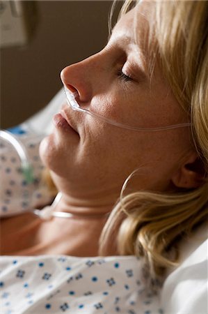 Femme dans son lit d'hôpital Photographie de stock - Premium Libres de Droits, Code: 640-03261376