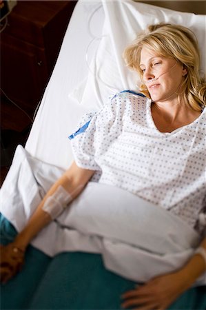 salle d'hôpital - Femme allongée dans son lit d'hôpital Photographie de stock - Premium Libres de Droits, Code: 640-03261381