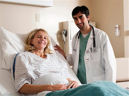 portrait doctor patient hospital - Femme dans son lit d'hôpital Photographie de stock - Premium Libres de Droits, Code: 640-03261394