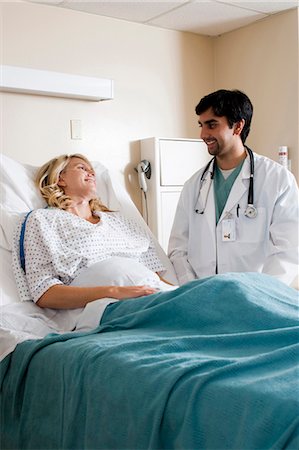 doctor and patient, portrait - Femme dans son lit d'hôpital Photographie de stock - Premium Libres de Droits, Code: 640-03261395