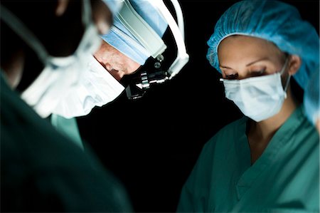 physicians in operating room - Personnel médical en chirurgie Photographie de stock - Premium Libres de Droits, Code: 640-03261427