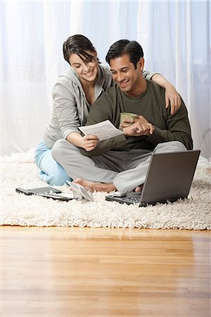 Man and woman on carpet with laptop Foto de stock - Sin royalties Premium, Código: 640-03261441