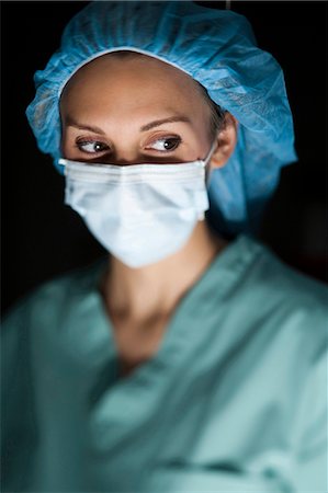 simsearch:640-06051647,k - Woman in surgical scrubs looking up Foto de stock - Royalty Free Premium, Número: 640-03261635