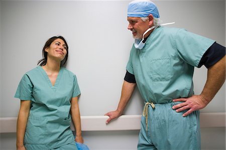 simsearch:640-06051647,k - Doctor and nurse in scrubs talking Foto de stock - Royalty Free Premium, Número: 640-03261644