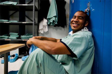 simsearch:640-06051647,k - Male doctor in scrubs sitting in locker room Foto de stock - Royalty Free Premium, Número: 640-03261648