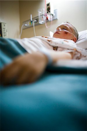 simsearch:640-03261815,k - Boy sleeping in hospital bed Foto de stock - Royalty Free Premium, Número: 640-03261654