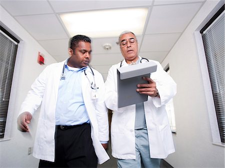 Male doctors walking and talking Foto de stock - Sin royalties Premium, Código: 640-03261685