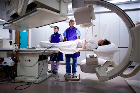 Male x-ray technician wearing protective glasses Foto de stock - Sin royalties Premium, Código: 640-03261704