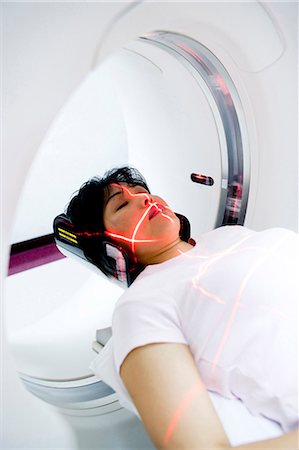 rayo láser - Woman having an MRI Foto de stock - Sin royalties Premium, Código: 640-03261718