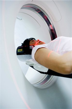 rayo láser - Woman having an MRI Foto de stock - Sin royalties Premium, Código: 640-03261719