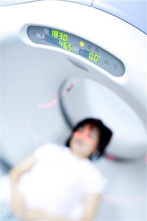 person in hospital bed overhead - Woman having an MRI Stock Photo - Premium Royalty-Free, Code: 640-03261713