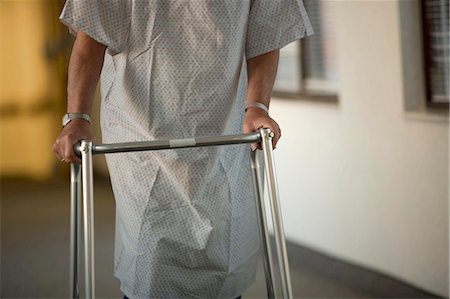 Mature man in hospital gown with walker Foto de stock - Sin royalties Premium, Código: 640-03261780