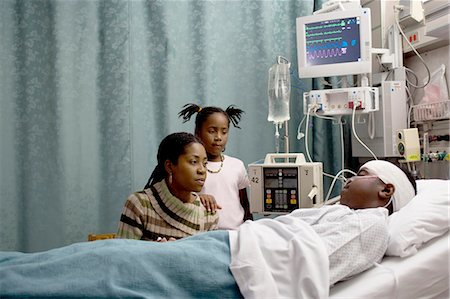 Family watching boy in hospital bed with head bandages Foto de stock - Sin royalties Premium, Código: 640-03261816