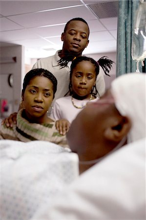 Family watching boy in hospital bed with head bandages Foto de stock - Sin royalties Premium, Código: 640-03261820