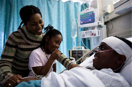 simsearch:640-03261819,k - Famille de parler à l'enfant dans le lit d'hôpital Photographie de stock - Premium Libres de Droits, Code: 640-03261835