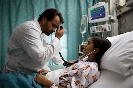 stethoscope check up indian photos - Médecin examinateur fille dans son lit d'hôpital Photographie de stock - Premium Libres de Droits, Code: 640-03261840