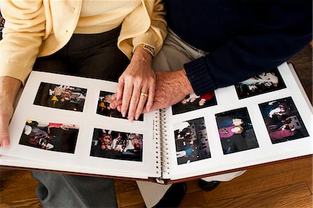 Mature hands on photo album Foto de stock - Sin royalties Premium, Código: 640-03261871