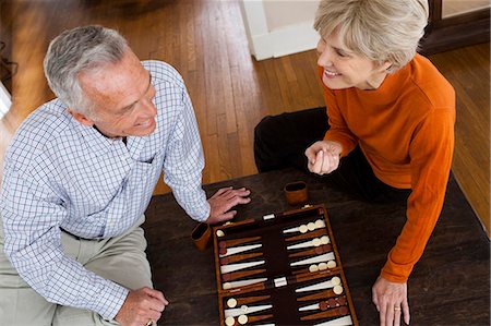 simsearch:640-03261889,k - Couple d'âge mûr jouer au backgammon Photographie de stock - Premium Libres de Droits, Code: 640-03261885