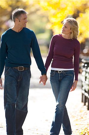 simsearch:400-05911333,k - Couple walking outdoors Fotografie stock - Premium Royalty-Free, Codice: 640-03261896