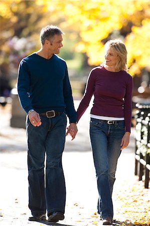 simsearch:400-05911333,k - Couple walking outdoors Fotografie stock - Premium Royalty-Free, Codice: 640-03261893