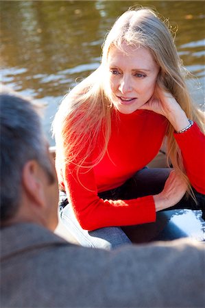 simsearch:640-03255848,k - Couple sitting by water Foto de stock - Sin royalties Premium, Código: 640-03261940