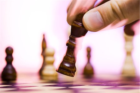 strategic chess - Bishop Chess Piece being moved Foto de stock - Sin royalties Premium, Código: 640-03262058