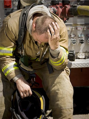 simsearch:640-03262130,k - Fire fighter in uniform scratching his head Foto de stock - Sin royalties Premium, Código: 640-03262131