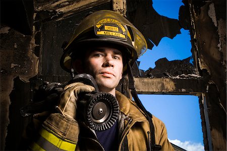 retten - Portrait of a firefighter with fire hose Foto de stock - Sin royalties Premium, Código: 640-03262182