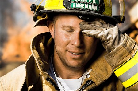 simsearch:640-03262175,k - Portrait of a firefighter with fire in background Fotografie stock - Premium Royalty-Free, Codice: 640-03262200