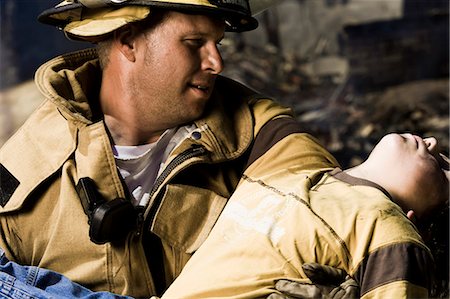 simsearch:640-03262194,k - Portrait of a firefighter with fire in background Foto de stock - Sin royalties Premium, Código: 640-03262202