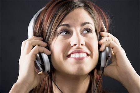 simsearch:640-02773489,k - Woman with headphones smiling Fotografie stock - Premium Royalty-Free, Codice: 640-03262341