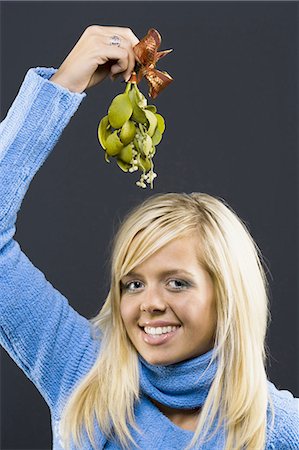 Woman holding mistletoe Foto de stock - Sin royalties Premium, Código: 640-03262417