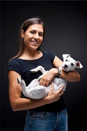 simsearch:640-01355830,k - Femme avec un chien blanc sur l'épaule Photographie de stock - Premium Libres de Droits, Code: 640-03262436