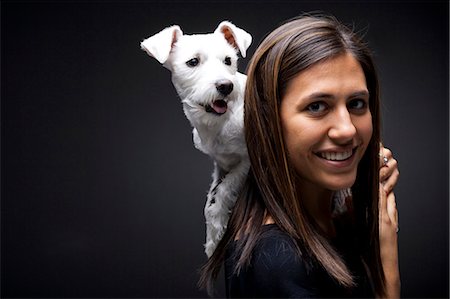 simsearch:640-01355830,k - Femme avec un chien blanc sur l'épaule Photographie de stock - Premium Libres de Droits, Code: 640-03262439