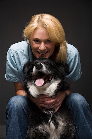 Portrait of a woman with black dog Foto de stock - Sin royalties Premium, Código: 640-03262465