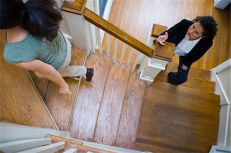 siblings fighting - Deux femmes soutenant sur escalier Photographie de stock - Premium Libres de Droits, Code: 640-03262630