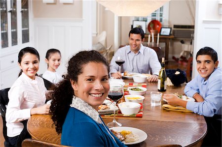 family, dining table, happy - Family at dinner table smiling Stock Photo - Premium Royalty-Free, Code: 640-03262695