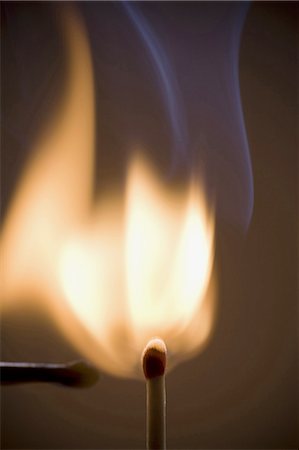 Closeup of burning match Foto de stock - Sin royalties Premium, Código: 640-03262776