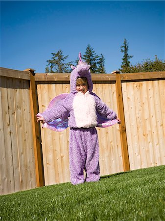 prétendre - Fille dans la Cour en costume d'halloween Photographie de stock - Premium Libres de Droits, Code: 640-03262782