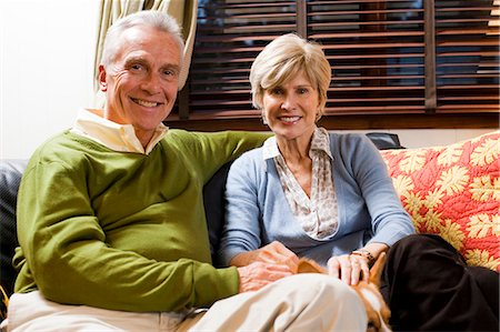 Mature Couple kuscheln auf dem sofa Stockbilder - Premium RF Lizenzfrei, Bildnummer: 640-03262861