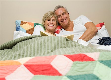 Mature couple in bed reading Stock Photo - Premium Royalty-Free, Code: 640-03262878