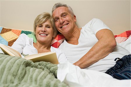 Mature couple in bed reading Stock Photo - Premium Royalty-Free, Code: 640-03262879