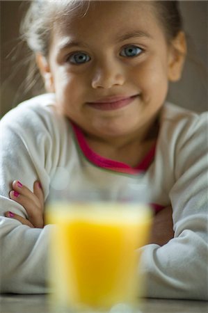 simsearch:640-02765240,k - Closeup of young girl drinking orange juice Foto de stock - Sin royalties Premium, Código: 640-03263092