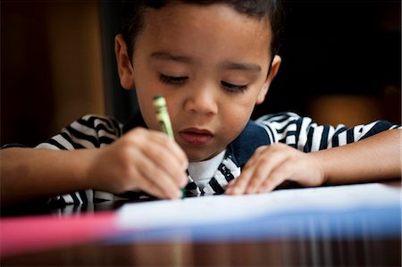 Young boy coloring Foto de stock - Sin royalties Premium, Código: 640-03263105