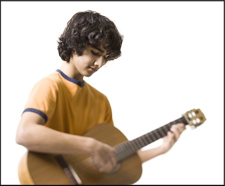 Boy playing the guitar Foto de stock - Sin royalties Premium, Código: 640-03263387