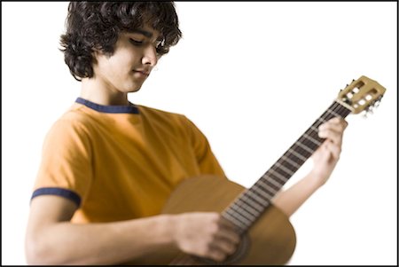 Boy playing the guitar Foto de stock - Sin royalties Premium, Código: 640-03263395