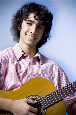 simsearch:640-03263387,k - Teenage boy playing guitar Fotografie stock - Premium Royalty-Free, Codice: 640-03263406