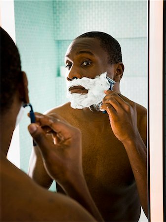 espuma de afeitar - Male putting shaving cream on face Foto de stock - Sin royalties Premium, Código: 640-03263865