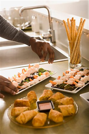 simsearch:640-03263916,k - A man preparing food Foto de stock - Sin royalties Premium, Código: 640-03263940