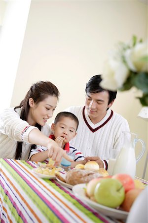 simsearch:400-04176771,k - Family sharing food and milk Stock Photo - Premium Royalty-Free, Code: 642-01734248